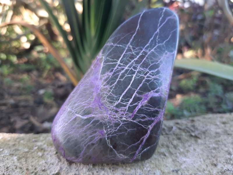 STICHTITE POLISHED  0.195 grams