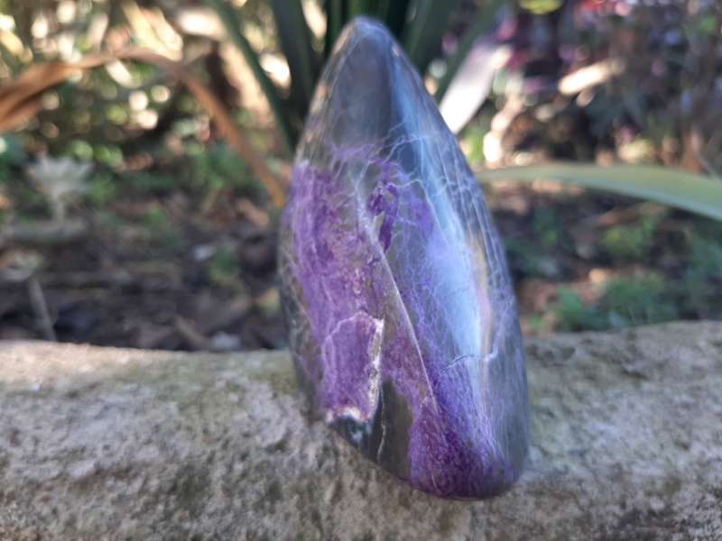 STICHTITE POLISHED  0.195 grams
