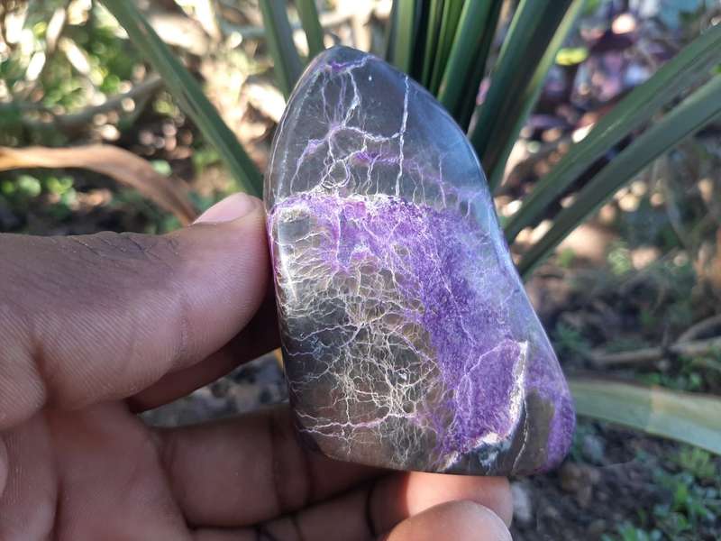STICHTITE POLISHED  0.195 grams