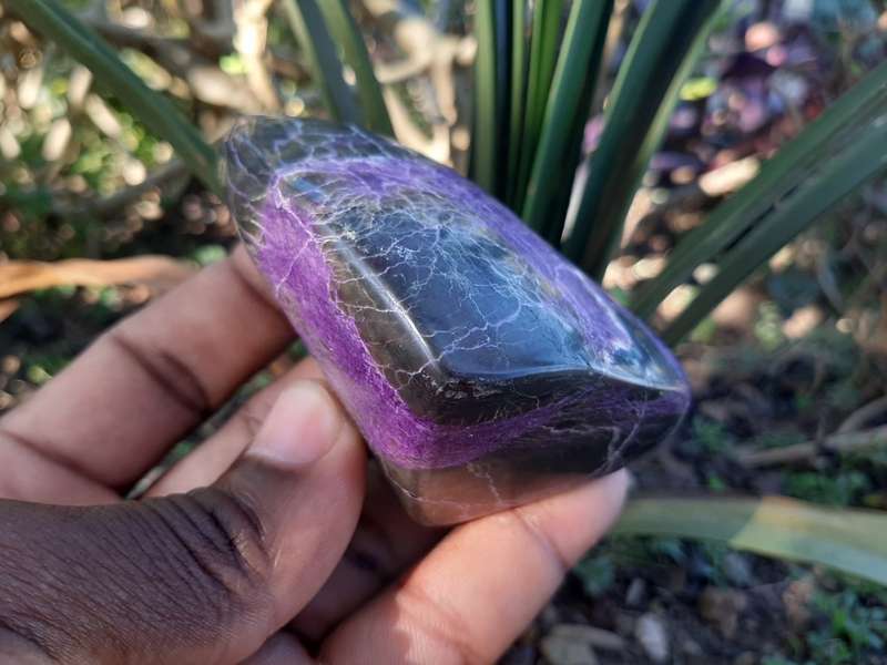 STICHTITE POLISHED  0.195 grams