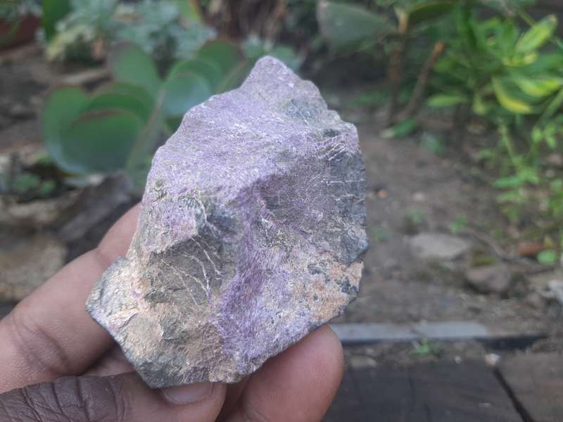 PURPLE STICHTITE ROUGH  0.155grams