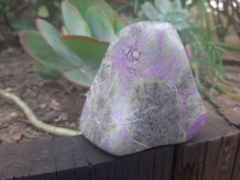 PURPLE STICHTITE POLISHED WITH SERPENTINE 0.320grams