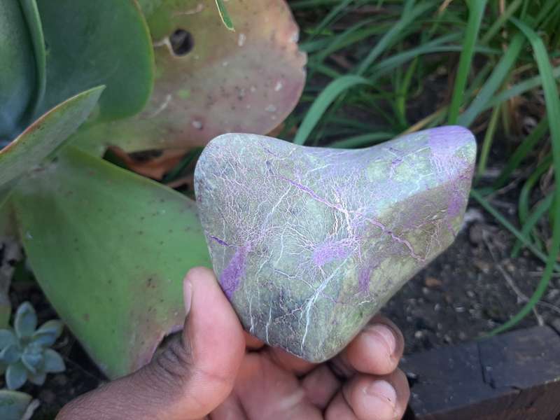 STICHTITE PURPLE POLISHED WITH SERPENTINE 0.385grams