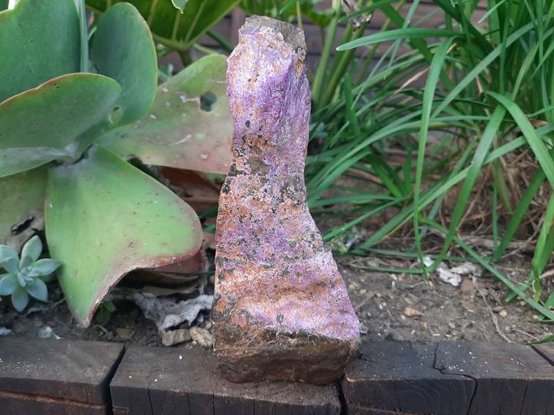 STICHTITE PURPLE WITH SERPENTINE ROUGH 0.450grams