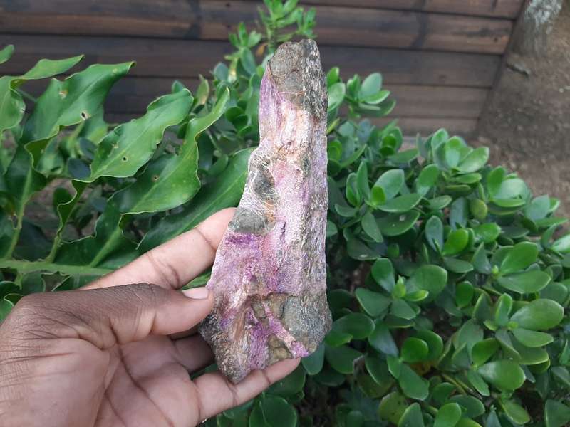 STICHTITE PURPLE WITH SERPENTINE ROUGH 0.450grams