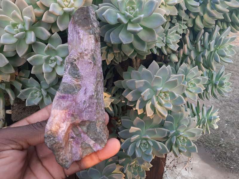 STICHTITE PURPLE WITH SERPENTINE ROUGH 0.450grams