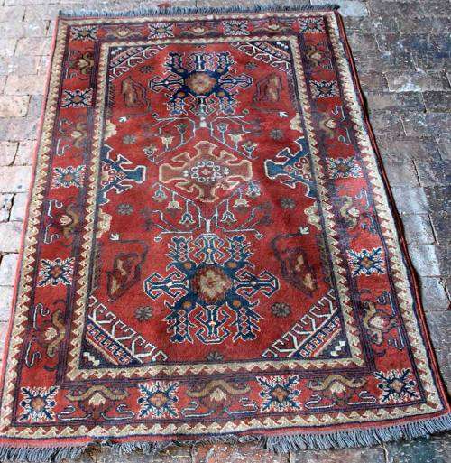 Beautiful hand knotted Persian carpet in good condition