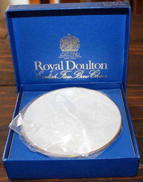 AS NEW! A small boxed Royal Doulton tray dish from the Ambassador range 1979