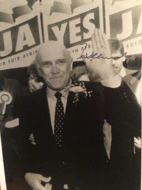 SIGNED PHOTO OF FW DE KLERK 1992 WITH LETTER FROM STATE PRESIDENTS OFFICE