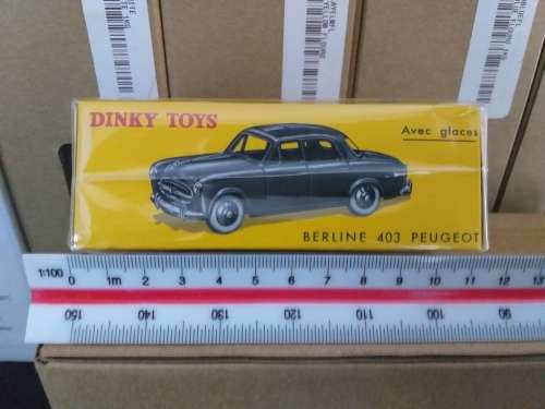 DINKY - BERLINE PEUGEOT 403 a
