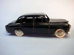 DINKY - BERLINE PEUGEOT 403 a