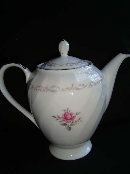lovely big ROYAL SERIES VICTORIA fine china tea pot by YAMATO JAPAN