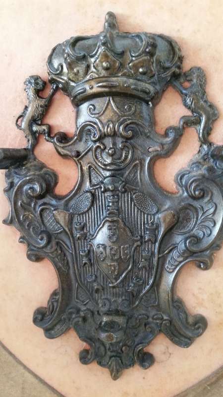 vintage BRONZE ITALIAN COAT of ARMS CREST on WOOD SHIELD for your man cave - swords are very sharp !