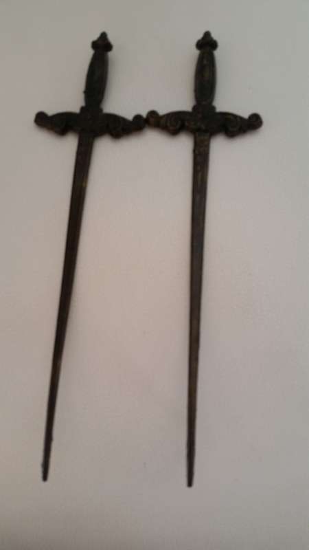 vintage BRONZE ITALIAN COAT of ARMS CREST on WOOD SHIELD for your man cave - swords are very sharp !