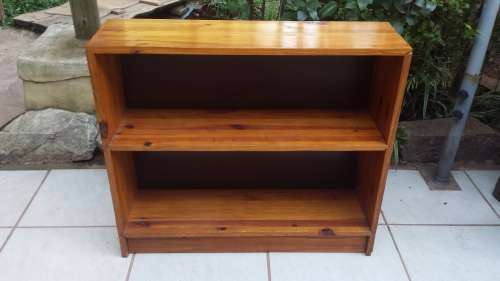 Lovely little pine bookshelf.