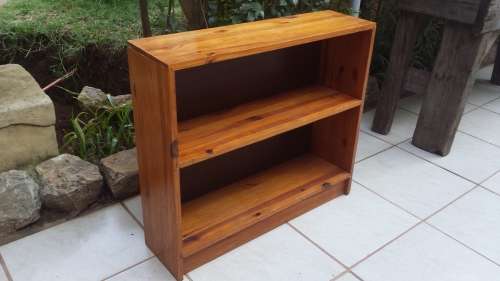 Lovely little pine bookshelf.