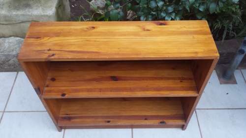 Lovely little pine bookshelf.
