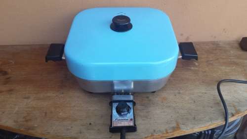 Lovely old Pineware electric frying pan.