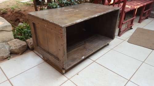 Large old box TV stand / coffee table.