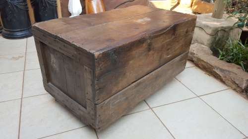 Large old box TV stand / coffee table.