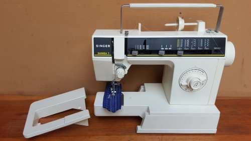 Lovely Singer Samba 7 sewing machine.