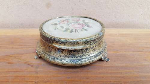 Beautiful vintage gilt, metal trinket box.