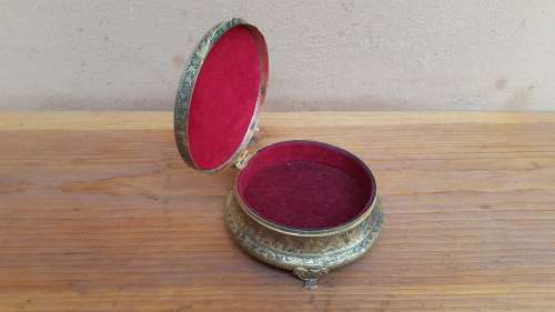 Beautiful vintage gilt, metal trinket box.