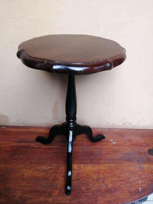 Lovely vintage imbuia side table.
