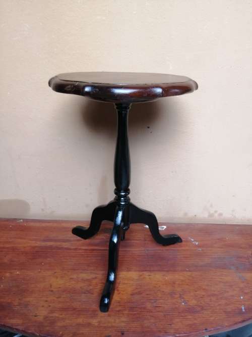 Lovely vintage imbuia side table.