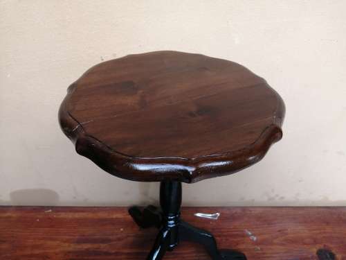 Lovely vintage imbuia side table.