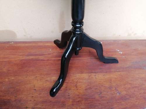 Lovely vintage imbuia side table.