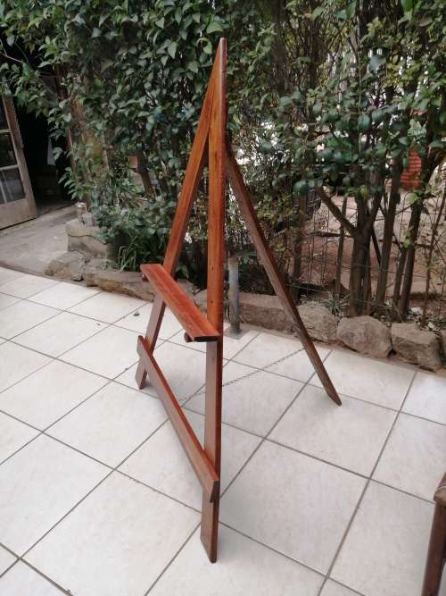 Stunning solid wood sitting easel.