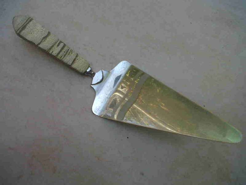VERY OLD CAKE LIFTER