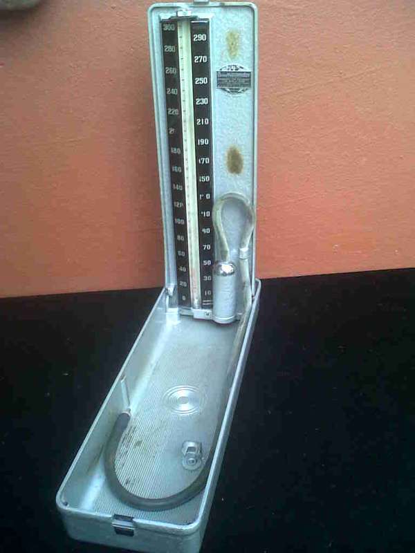 OLD BLOOD PRESSURE GAUGE
