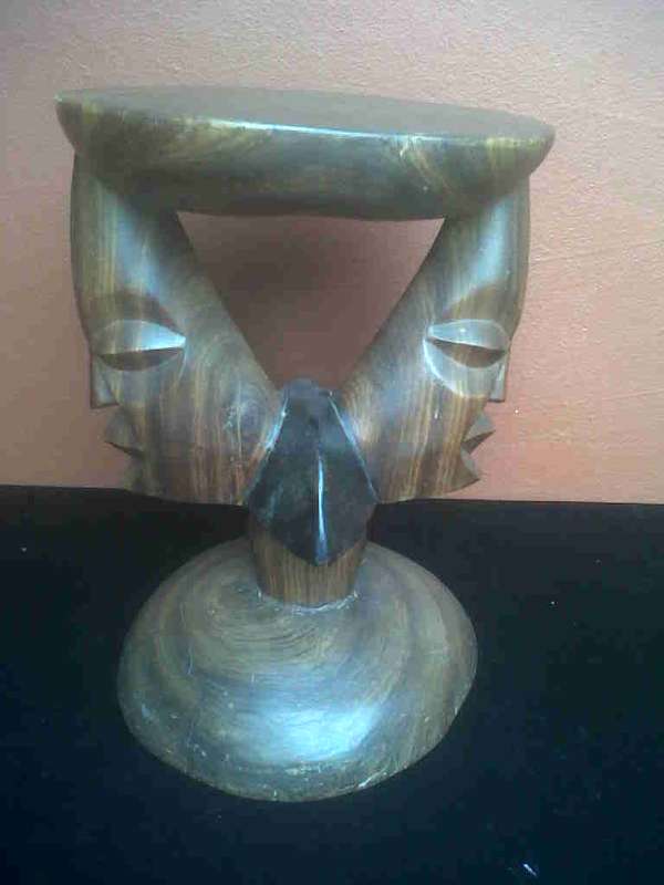 CARVED WOODEN SIDE TABLE / STOOL