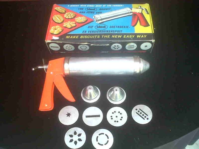 OLD METAL BISCUIT AND ICING GUN