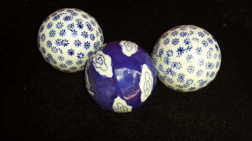 Set of 3 blue and white ceramic balls