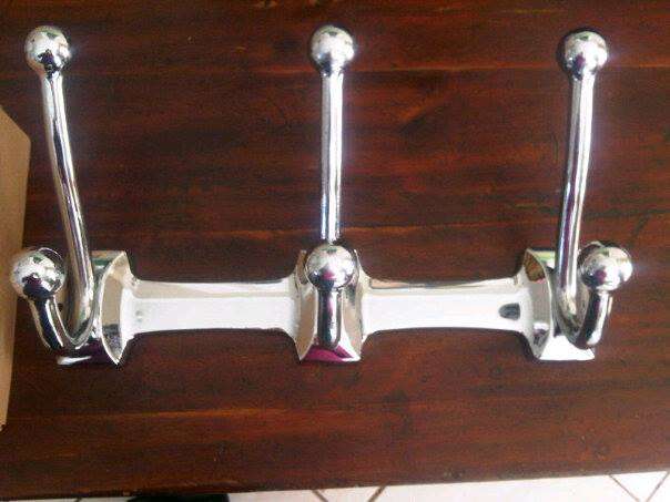 Wall towel hanger