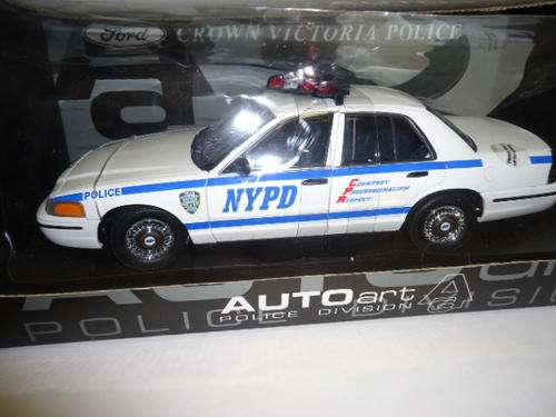 AutoArt Ford Crown Victoria NYPD Police Car - 1:18 Scale Diecast Model