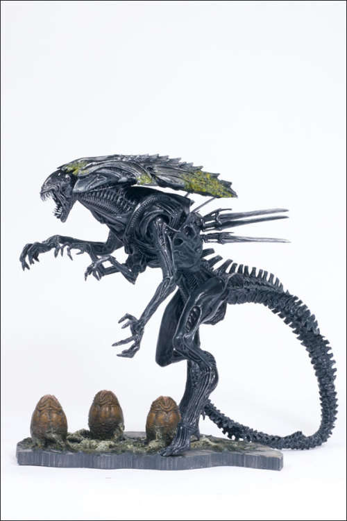 McFarlane Toys Alien Queen and Scar Predator Diorama