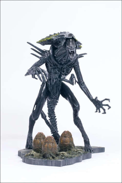 McFarlane Toys Alien Queen and Scar Predator Diorama