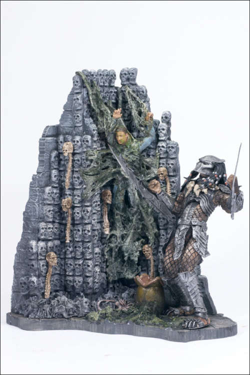 McFarlane Toys Alien Queen and Scar Predator Diorama