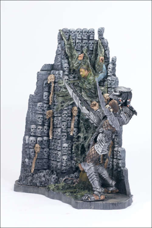 McFarlane Toys Alien Queen and Scar Predator Diorama