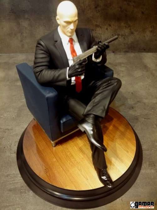Agent 47 "Chessmaster" Statue and extras