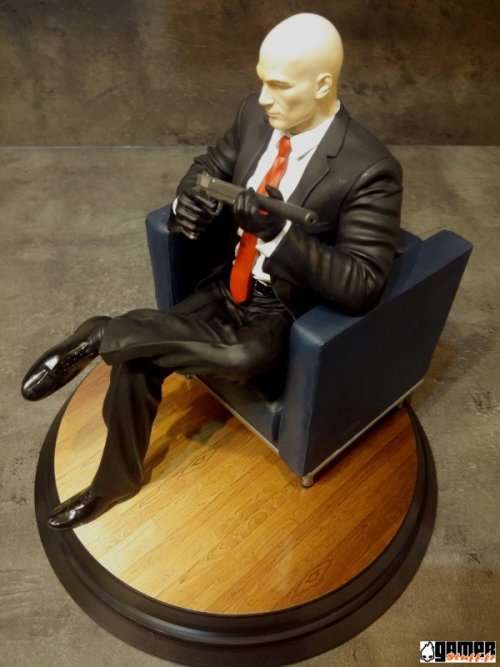 Agent 47 "Chessmaster" Statue and extras