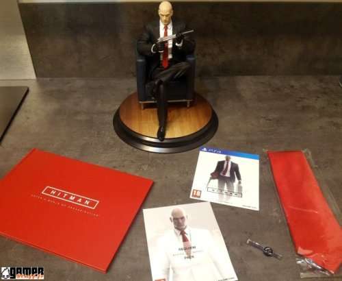 Agent 47 "Chessmaster" Statue and extras