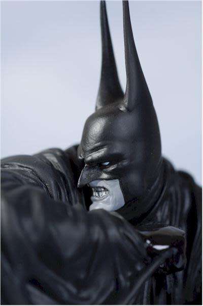 BATMAN BLACK AND WHITE STATUE - BY KELLY JONES - 1st FIRST EDITION