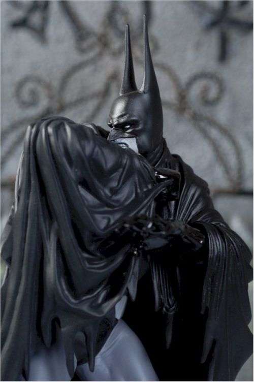BATMAN BLACK AND WHITE STATUE - BY KELLY JONES - 1st FIRST EDITION