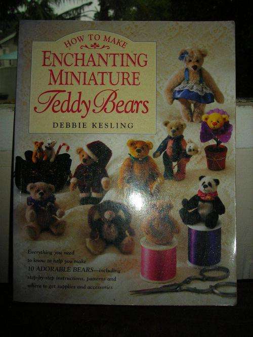 HOW TO MAKE ENCHANTING MINIATURE TEDDY BEARS - DEBBIE KESLING