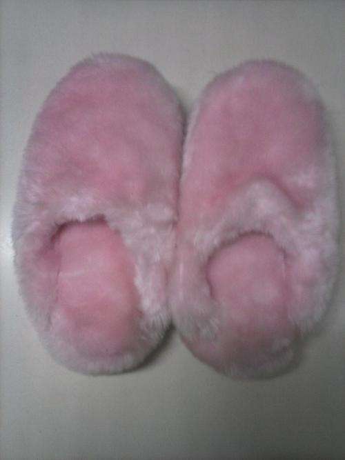 FLUFFY PINK SLIPPERS